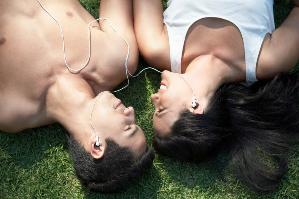 un couple écoute un baladeur mp3