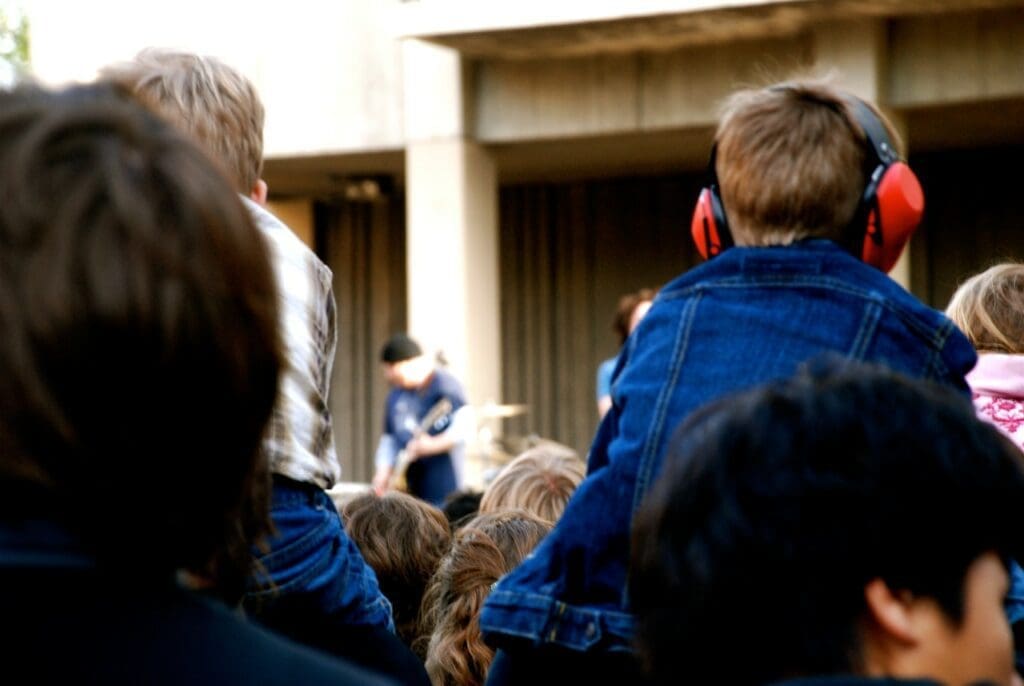 enfant avec un casque anti-bruit