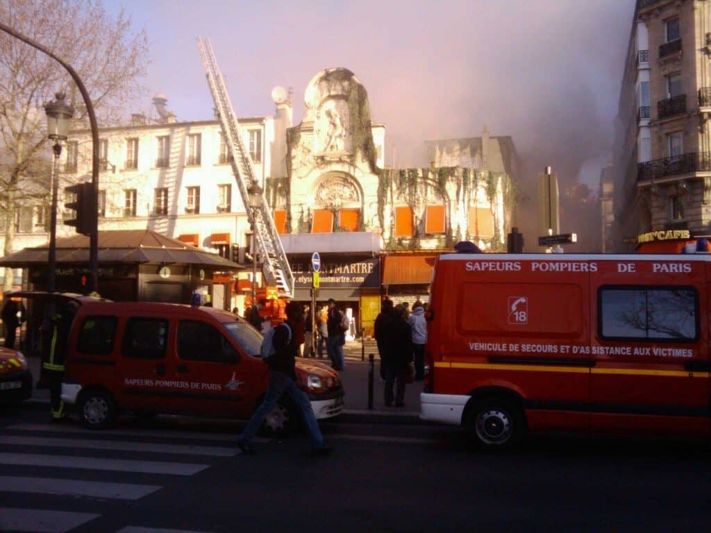 Il y a le feu à l'Elysée Montmartre ce matin...